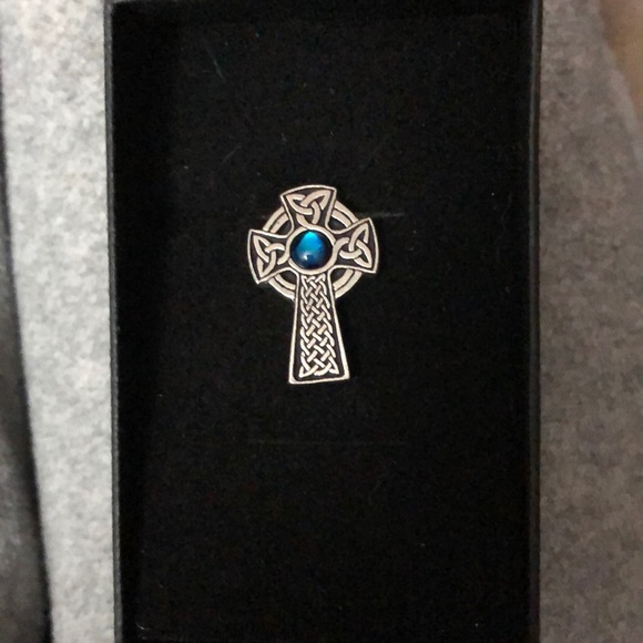 Jewelry - Celtic criss pin